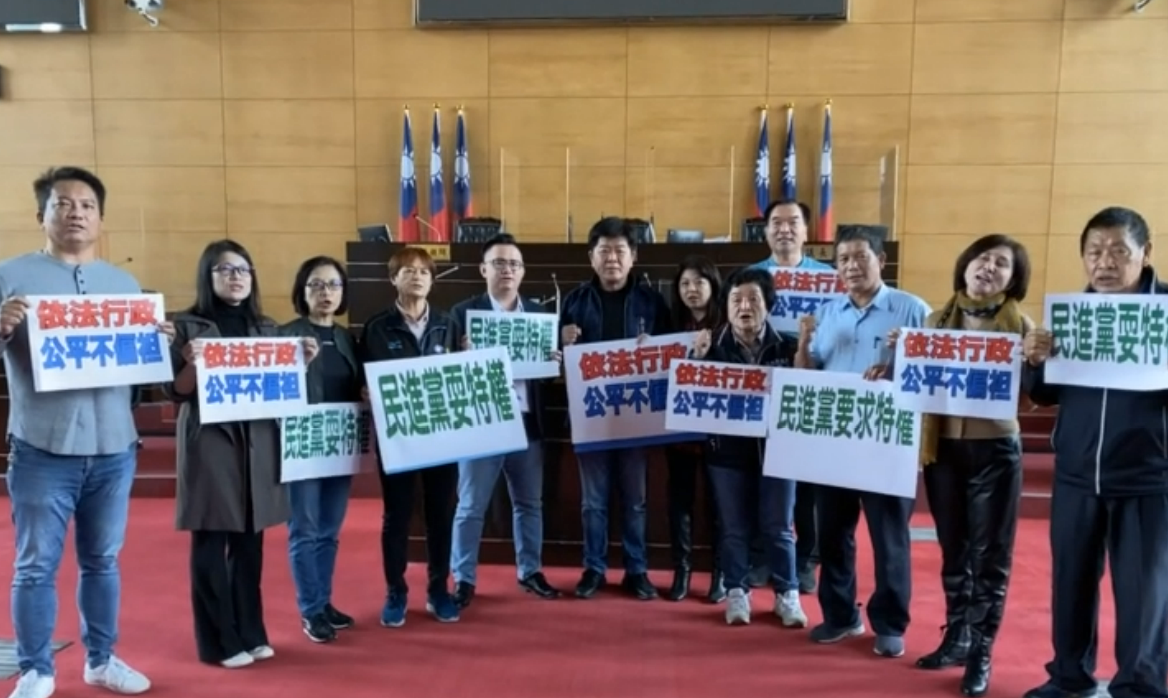 國民黨團成員在議場大喊：「民進黨耍特權」。 國民黨團/提供