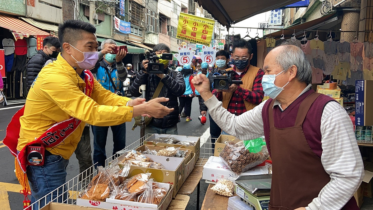 顏寬恒早上到市場拜票。 顏寬恒競選總部/提供