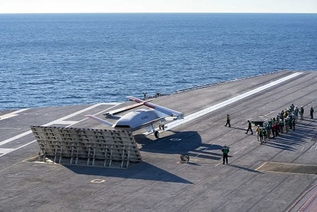 美國海軍宣布，MQ-25A「黃貂魚」無人加油機在「尼米茲級」核動力航空母艦「喬治·布希號(CVN-77)」上的首次驗證工作完成。 圖：翻攝U.S NAVY官網