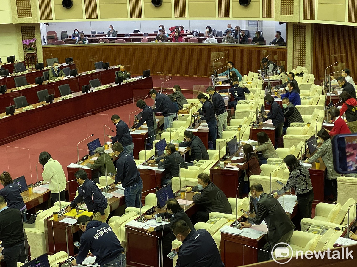 台北市議會今表決柯市府所提「重陽禮金致送自治條例」覆議案。 圖：周煊惠 / 攝