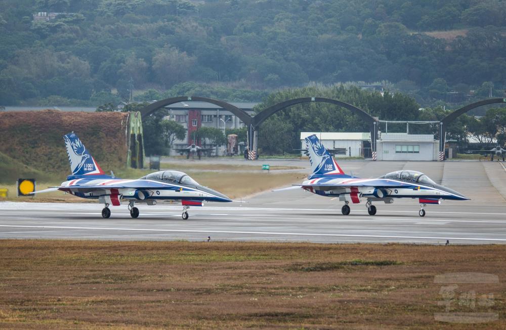 編號11001的新式高教機原型機(後)，以及編號1102的第二架量產機(前)，22日上午9點20分於台中清泉崗基地起飛。 圖：軍聞社/漢翔公司提供
