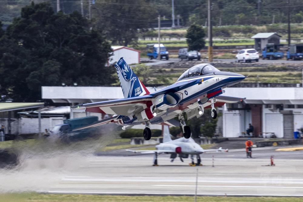 勇鷹高教機編號1101的首架量產機於台東志航基地起飛，準備與原型機、1102機在台東外海會合。 圖：軍聞社/漢翔公司提供