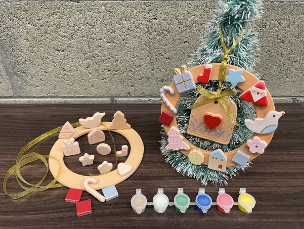無法親自到陶博館體驗彩繪的人，也能上陶瓷學院網站購買「耶誕花環」材料包，觀看教學影片就能輕鬆完成作品。 圖：鶯歌陶瓷博物館提供