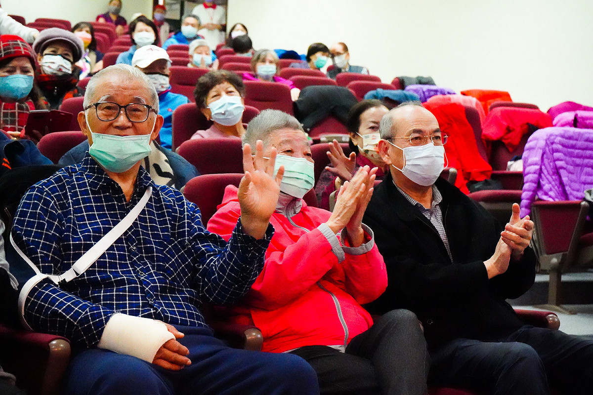 王建煊夫婦與長輩們一同歡度聖誕。 圖：林口區公所提供