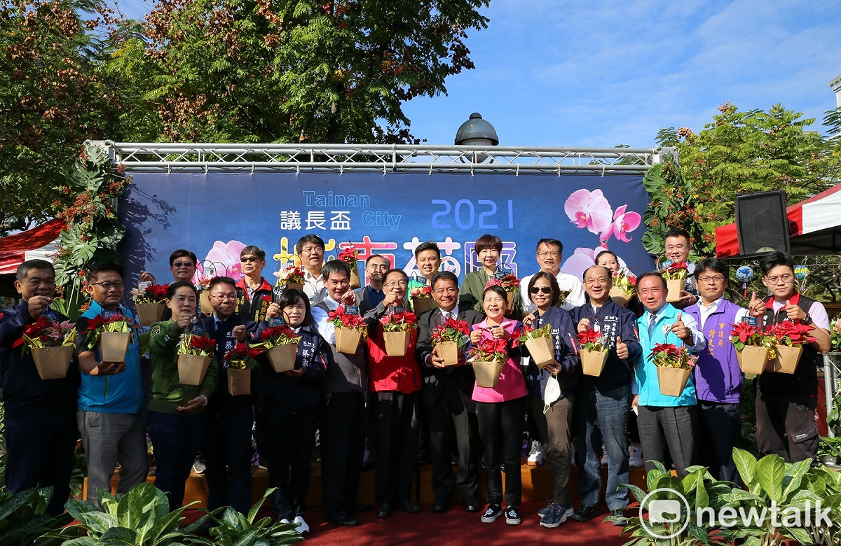議長盃城市花廊裝置藝術競賽自24日起開幕，台南市議會議長郭信良今日搶先宣布10組團體的參賽作品，將在議會東側臨中華西路人行步道上展出，將成為打卡新熱點，台南市議會越來越有看頭。 圖：黃博郎／攝