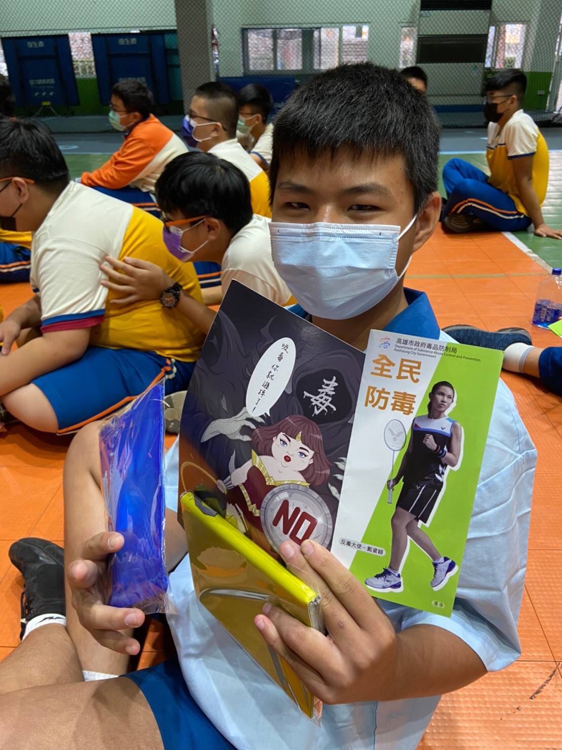 紙風車文教基金會推動青少年反毒戲劇工程巡迴列車，前進大寮國中、五福國中進行反毒宣導。 圖 : 翻攝自高雄市政府毒品防制局