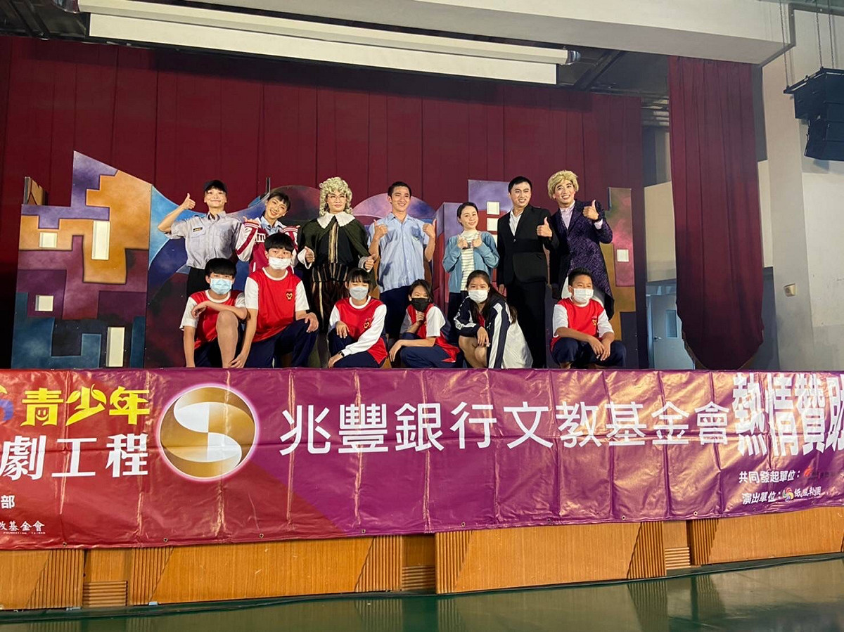 紙風車文教基金會推動青少年反毒戲劇工程巡迴列車，前進大寮國中、五福國中進行反毒宣導。 圖 : 翻攝自高雄市政府毒品防制局