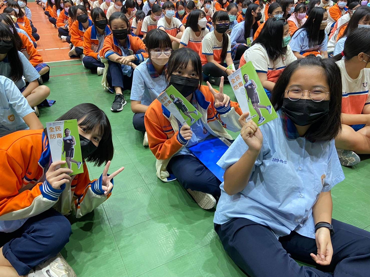 紙風車文教基金會推動青少年反毒戲劇工程巡迴列車，前進大寮國中、五福國中進行反毒宣導。 圖 : 翻攝自高雄市政府毒品防制局
