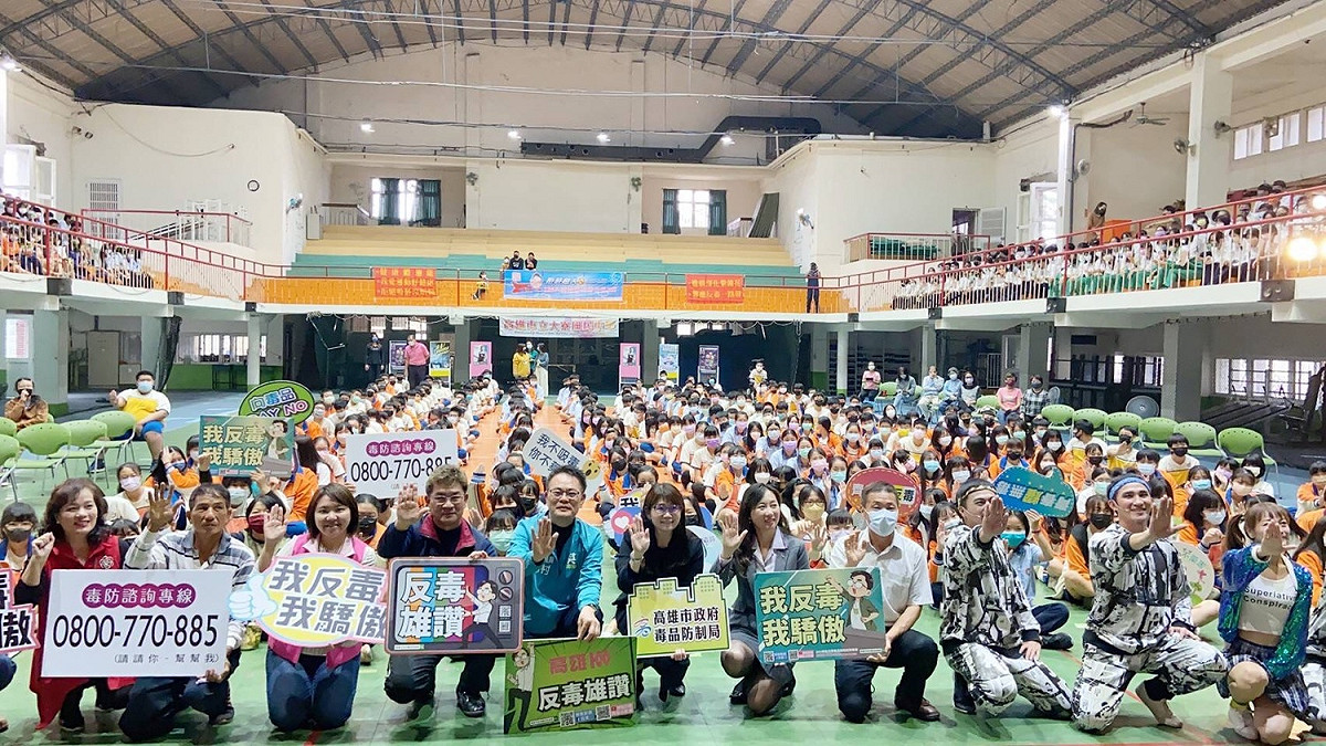 紙風車文教基金會推動青少年反毒戲劇工程巡迴列車，前進大寮國中、五福國中進行反毒宣導。 圖 : 翻攝自高雄市政府毒品防制局