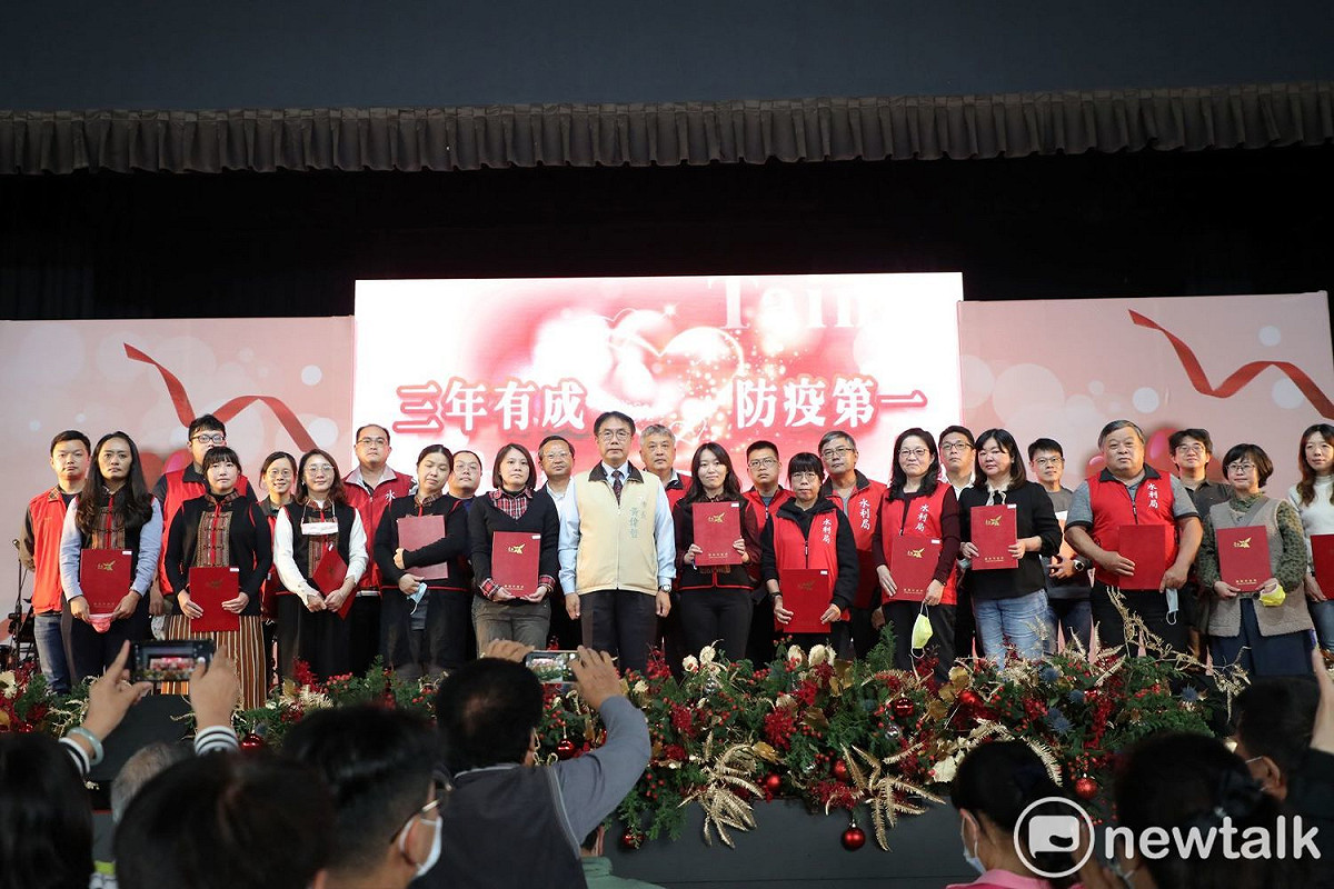 台南市政府在蕭壠文化園區舉辦「三年有成 防疫第一」感恩表揚活動，由台南市長黃偉哲一一頒獎表揚，感謝約250位一年來辛勞的防疫人員，讓南市挺過疫情，場面溫馨感人。 圖：黃博郎／攝