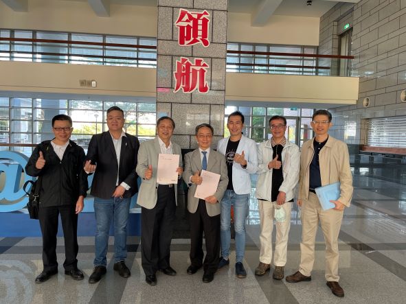 張文豹文教基金會董事長張弘(左三)支持成立精準數據應用推廣組。 圖：高雄大學社會網絡創新中心提供