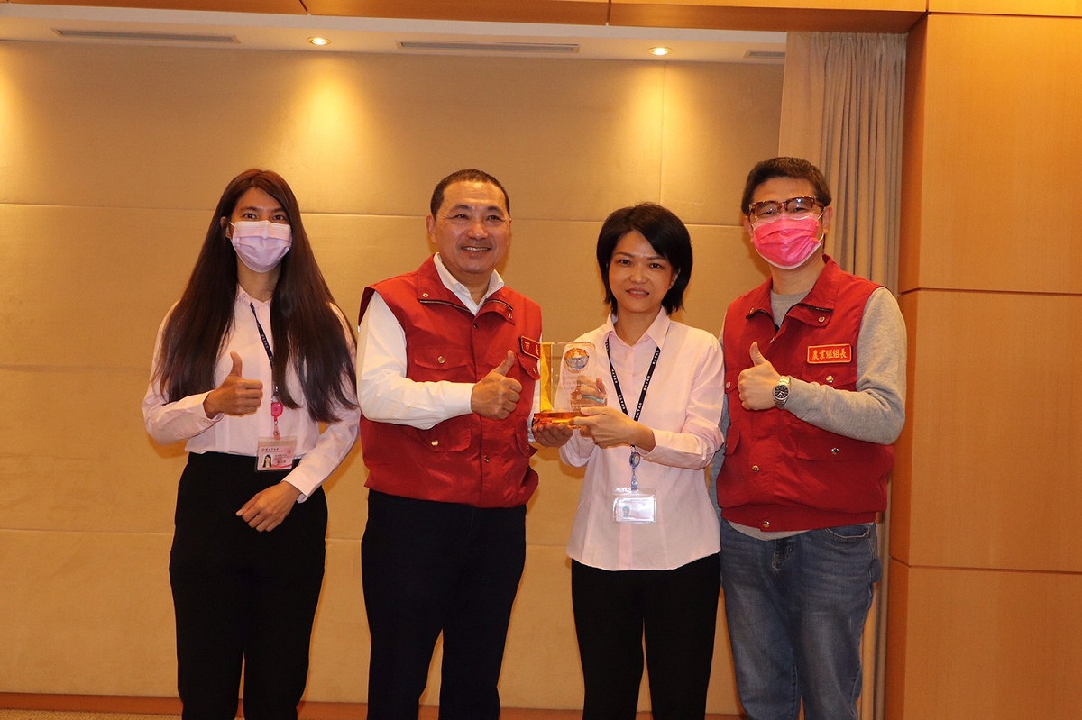 新北市動保處獲得農委會防檢局「109年度口蹄疫撲滅計畫重要措施績效評比」優勝第一名，動保處長李淑方（右二）、農業局長李玟（右一）獻獎給侯友宜。 圖：新北市動保處提供