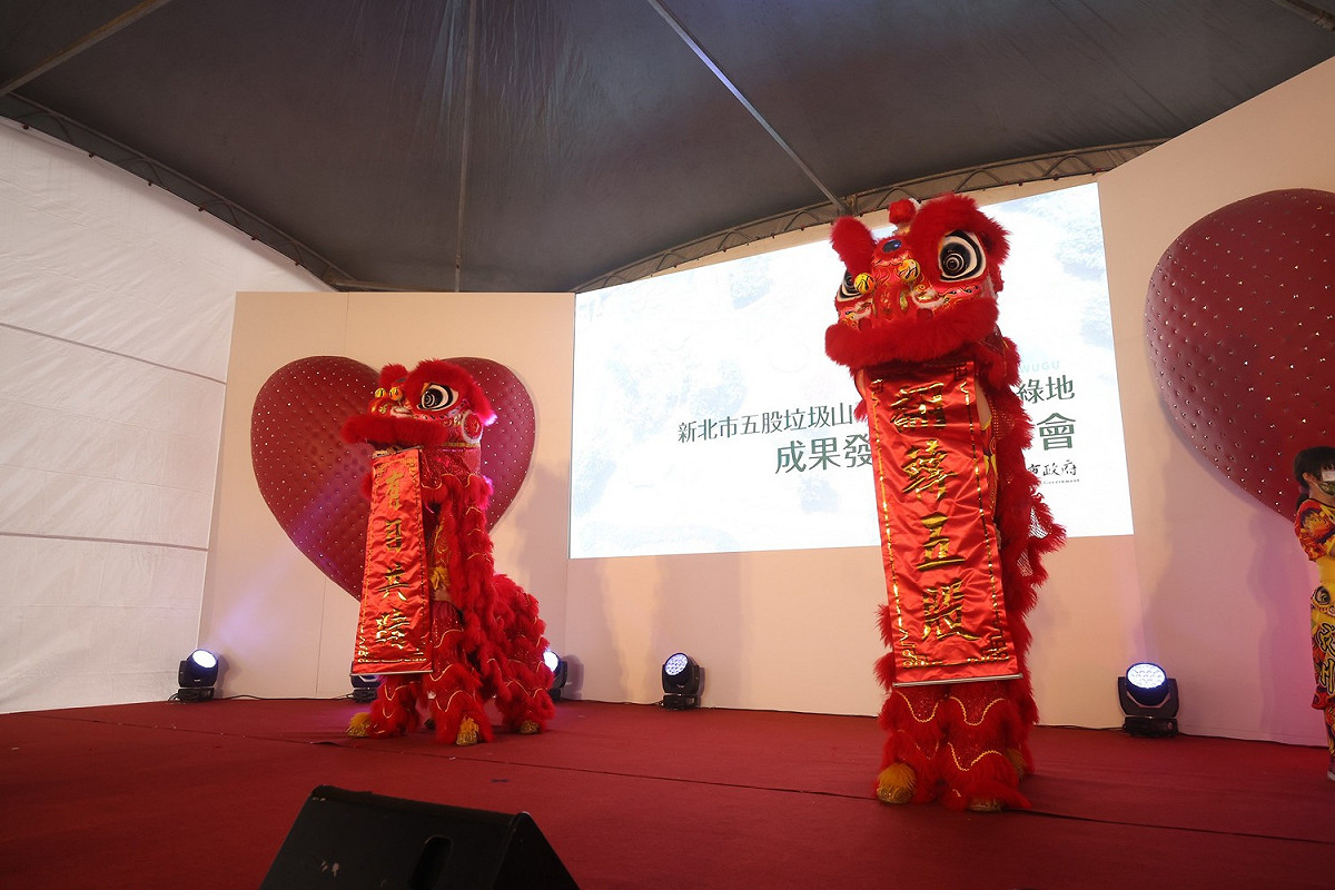 五股成州國小鼓獅隊以「翻轉五股　有目共睹」對聯為活動揭開序。 圖：新北市城鄉局提供