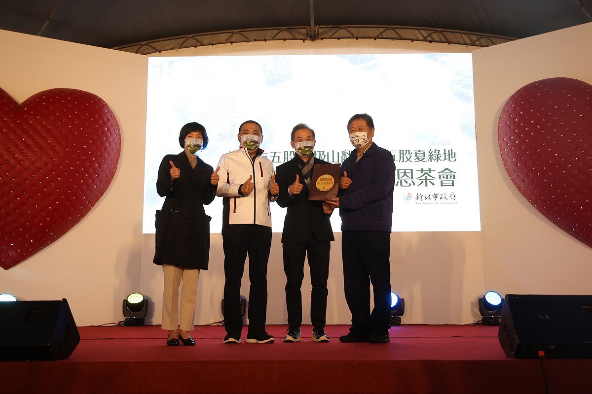 通盈通運股份有限公司總經理李春蓮代表致贈當地美食芋粿巧，象徵翻轉五股芋見夏綠地。 圖：新北市城鄉局提供