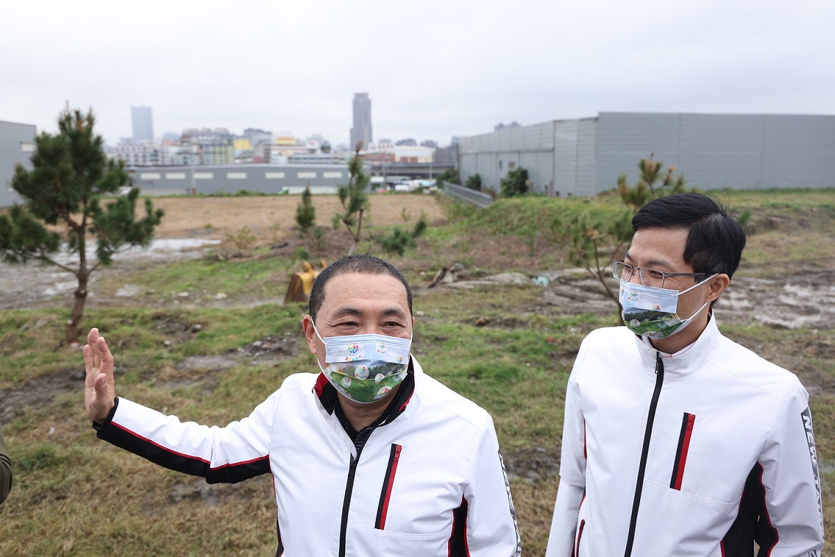 侯友宜及城鄉局長黃國峰視察五股夏綠地改善成果。 圖：新北市城鄉局提供