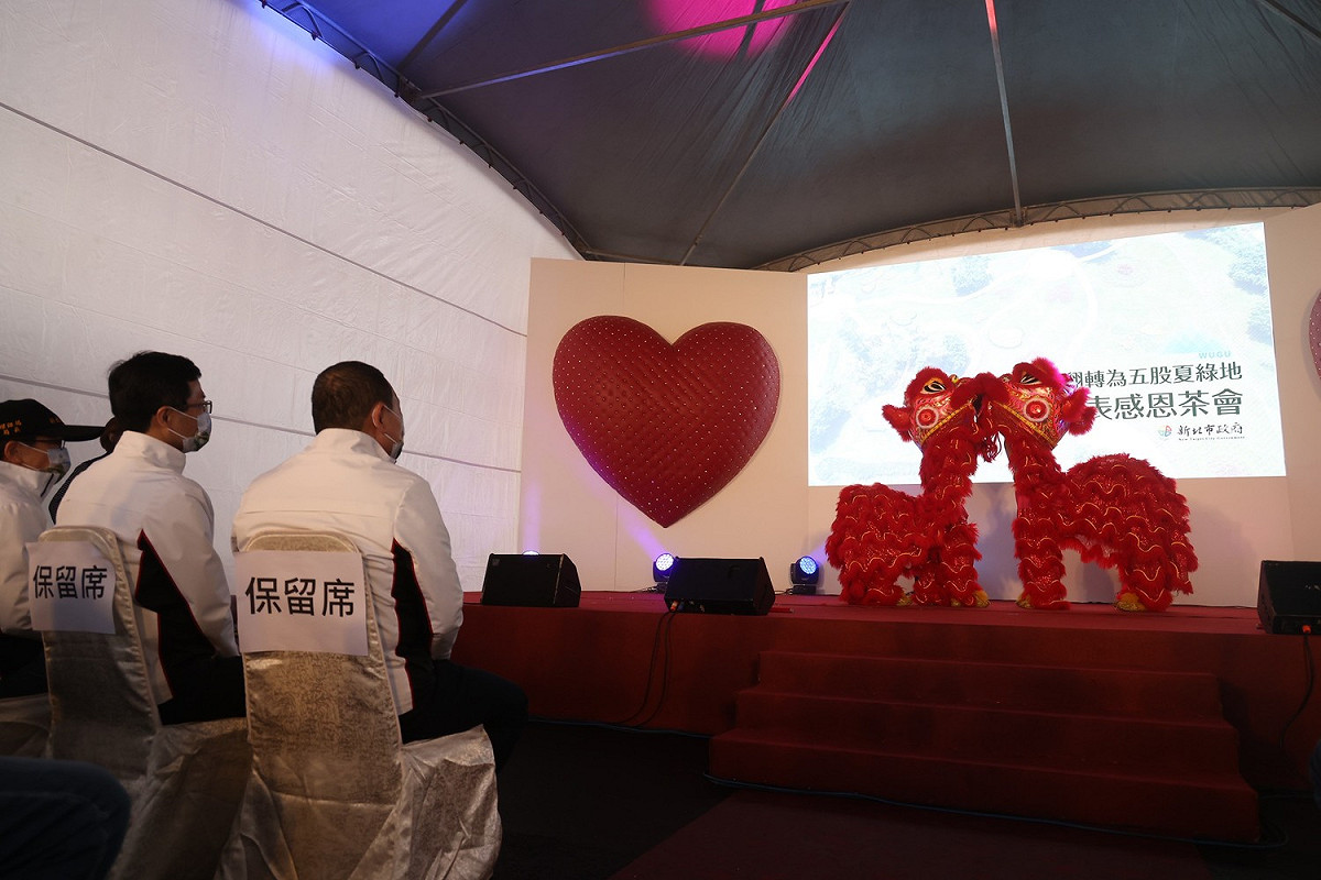 貴賓觀賞五股成州國小鼓獅隊開場演出。 圖：新北市城鄉局提供