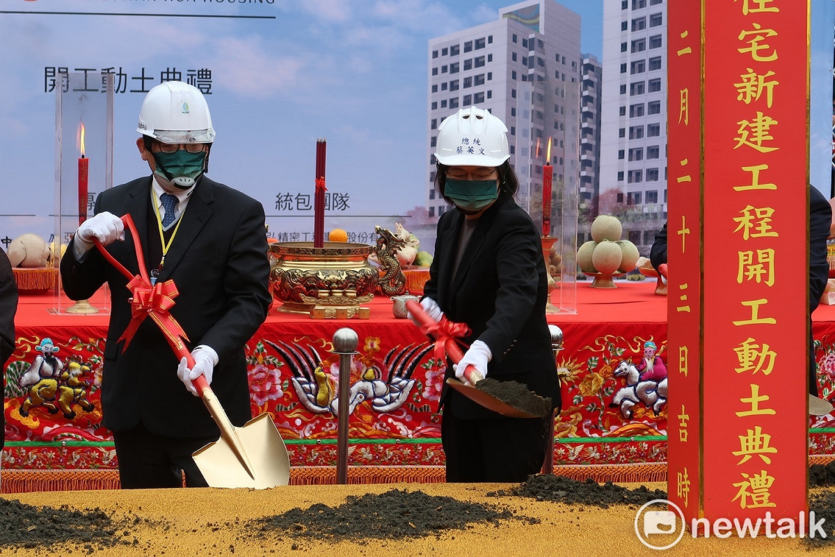 由國家住都中心興建的「萬華·安居」社會住宅統包工程，23日舉行動土典禮。蔡英文總統（右）拿起金鏟子剷土。 圖：林朝億/攝