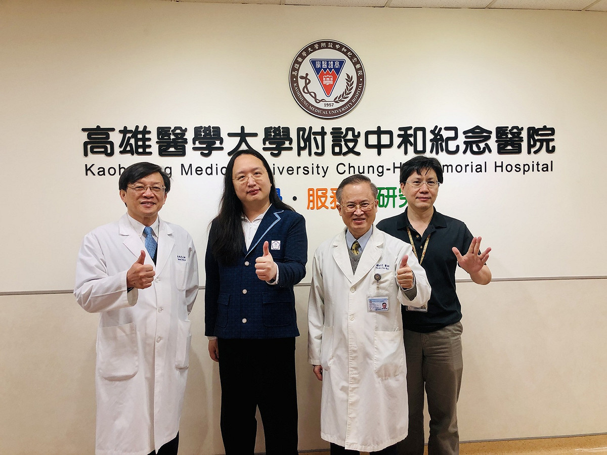 唐鳳(左二)南下高醫主持道安資料發展策略論壇。 圖：高醫公關室提供