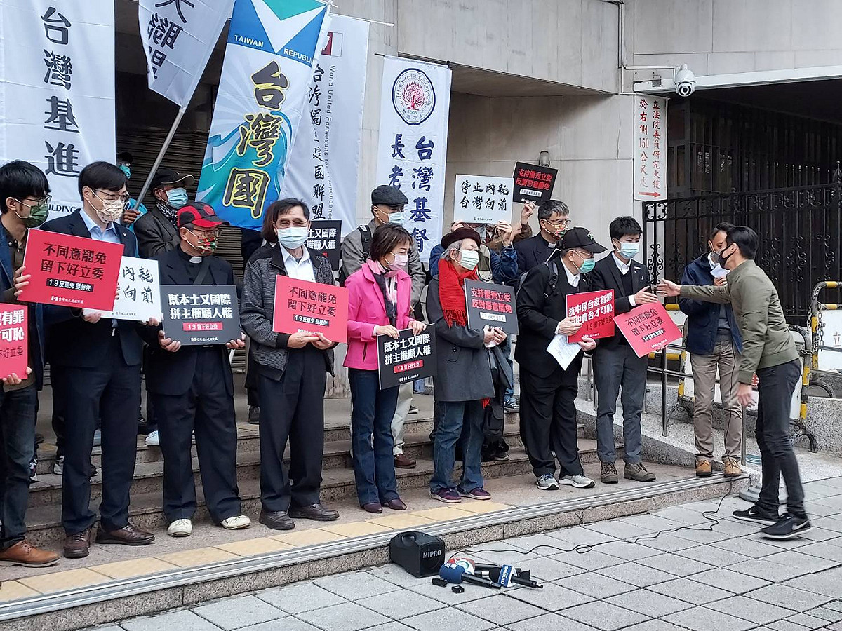 林昶佐向本土團體致意，與北市議員苗博雅握手。 圖:陳佩君/攝
