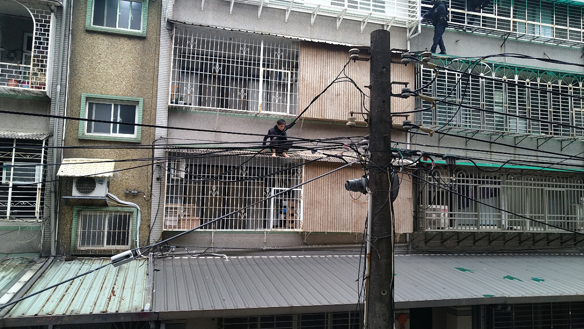 永和巷弄槍戰，引發PTT鄉民熱議。 圖:翻攝自PTT