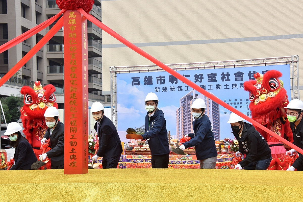 陳其邁(右三)出席明仁好室社會住宅動土開工。 圖：高雄市政府提供