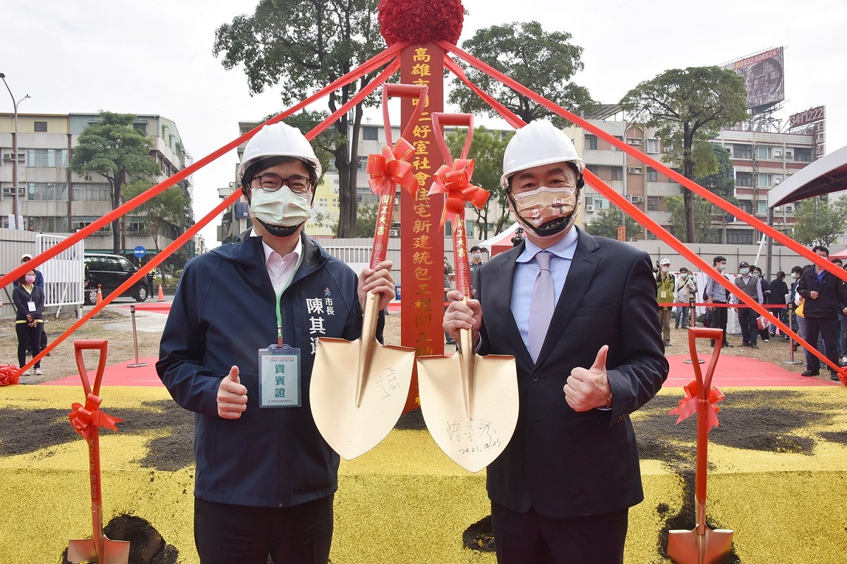 陳其邁(左)宣布囤房稅全面補貼青年房租。 圖：高雄市政府提供