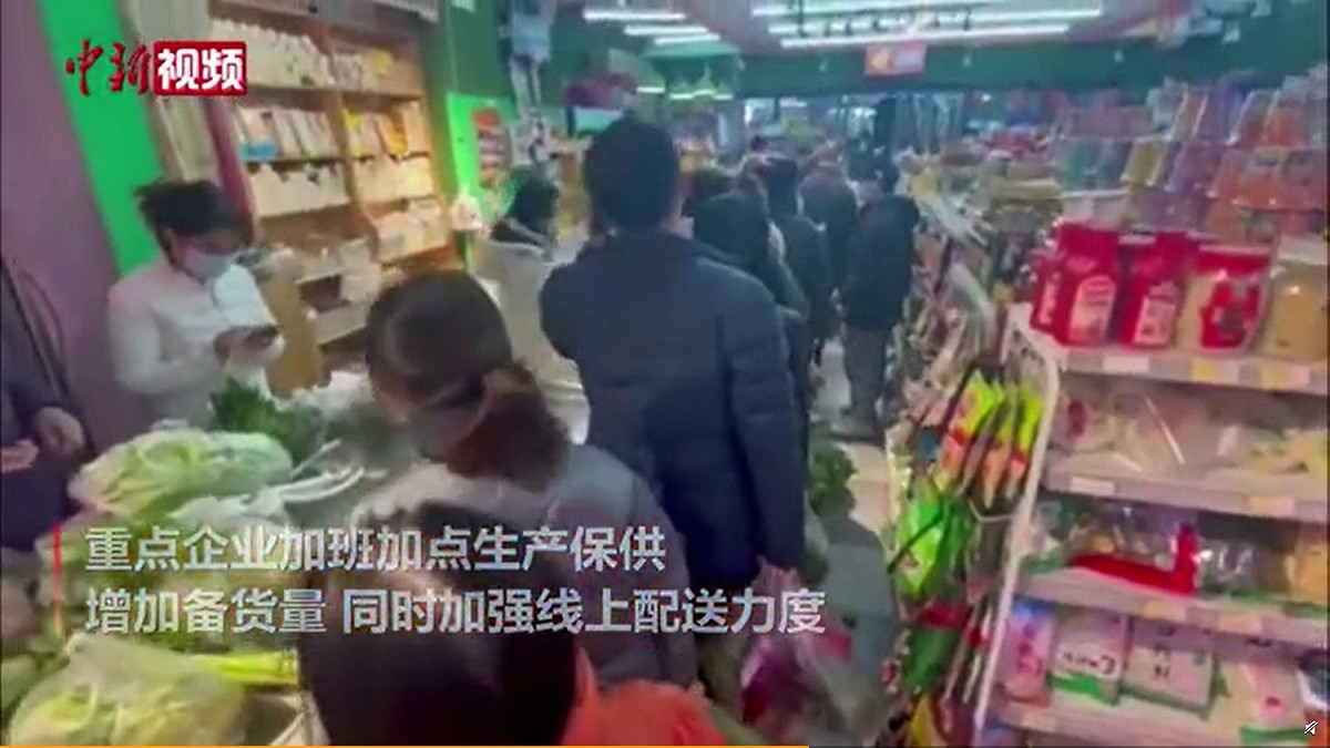 實行封閉式管理後，不少市民到周邊超市採購生活用品。 圖 : 翻攝中國新聞網微博