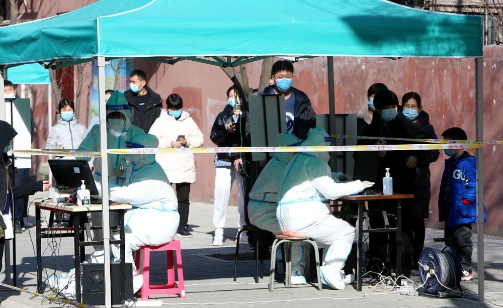西安新冠肺炎疫情爆發，民眾進行核酸檢測。 圖 : 翻攝自環球網