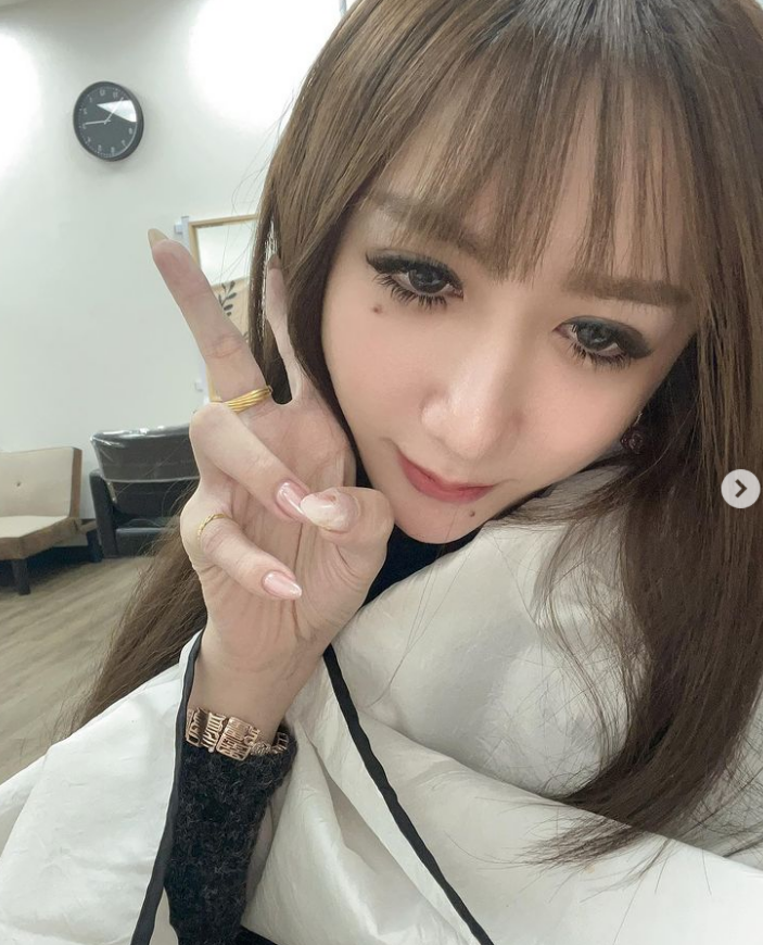 罔腰日前把長劉海減短。 圖：翻攝自罔腰IG