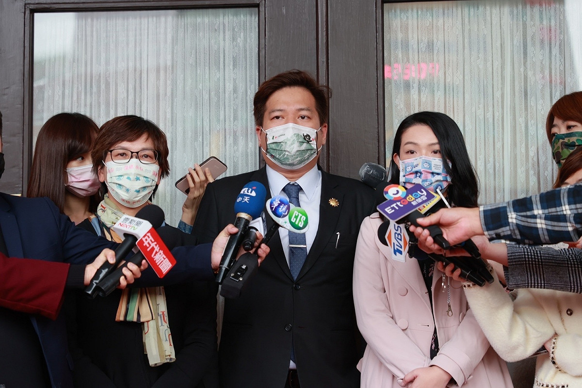 民眾黨下午於立院議場前受訪回應對於中央總預算「黨團協商」立場，黨團總召邱臣遠、副總召高虹安及幹事長蔡壁如皆到場。 圖：民眾黨團 / 提供