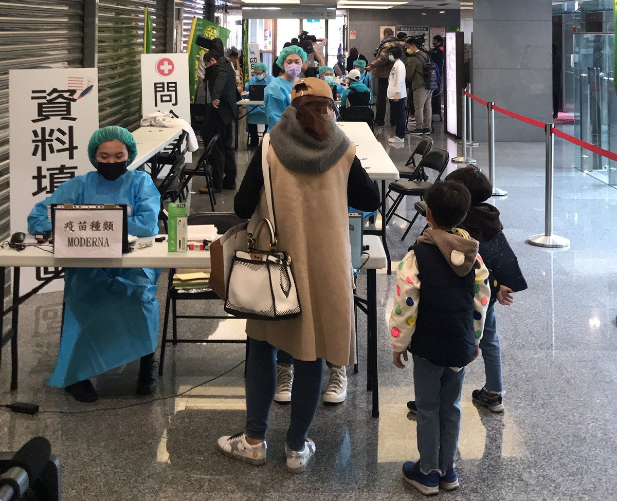 民眾於新北市政府2樓疫苗站接種情形(示意圖)。 圖：新北市衛生局提供