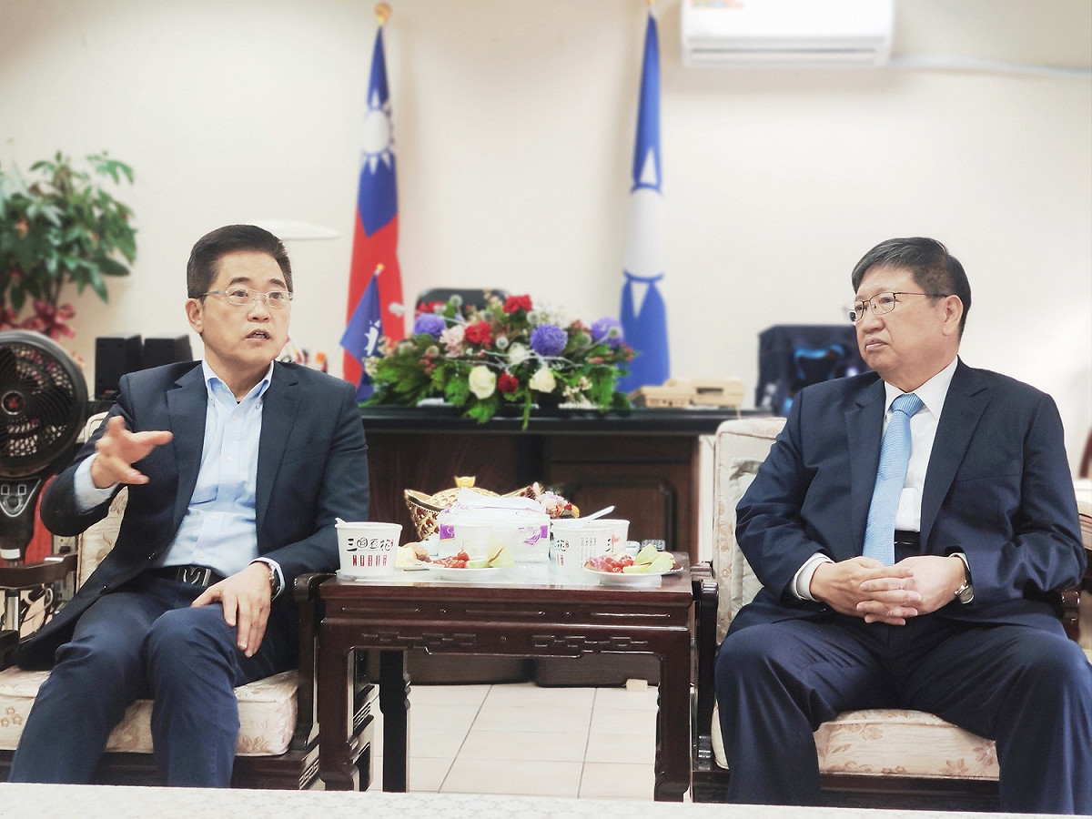 國民黨秘書長黃健庭（圖左）拜訪竹苗縣市首長、議長交換意見。 圖：國民黨文傳會/提供