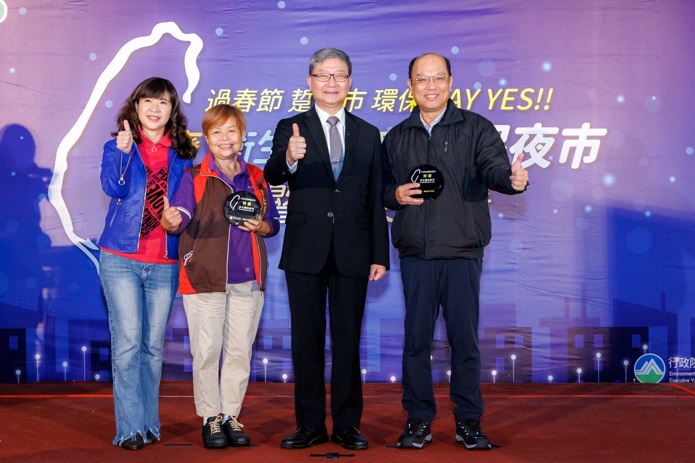全國環保夜市評鑑新北汐止觀光夜市獲特優，照片由右至左，新北環保局副局長張旭彰、環保署副署長沈志修、汐止觀光夜市管委會長陳秀琴、新北市場處長盛筱蓉。