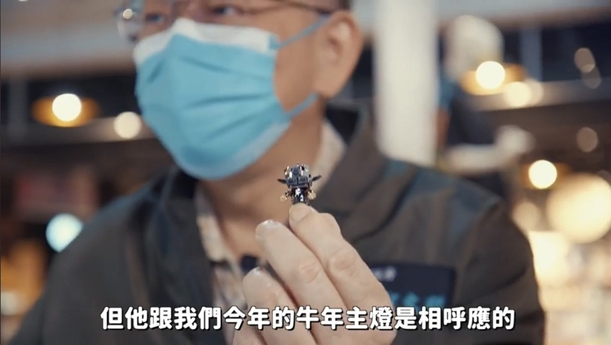 台北市長柯文哲嘗試用報廢電腦零件製作「牛戰士」機器人。 圖：翻攝影片