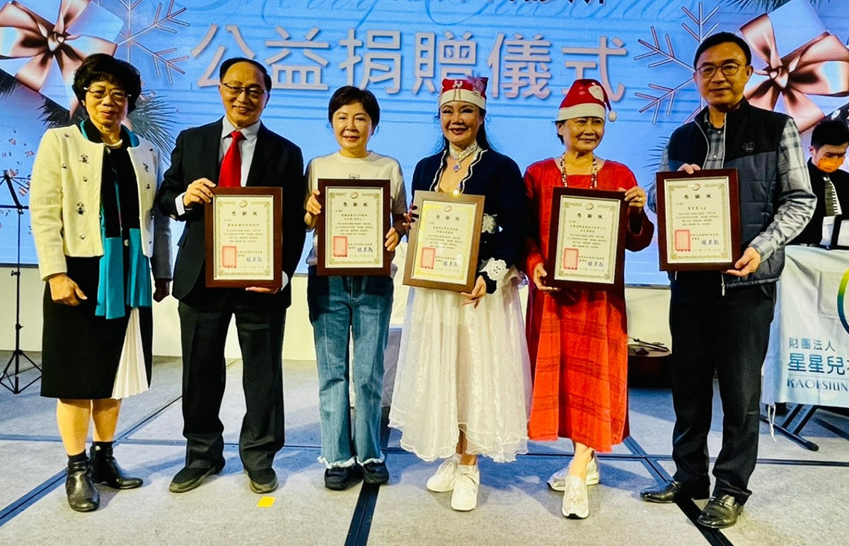 曹賜斌(左二)頒感謝狀給共襄義舉好友們。 圖：孫家銘攝