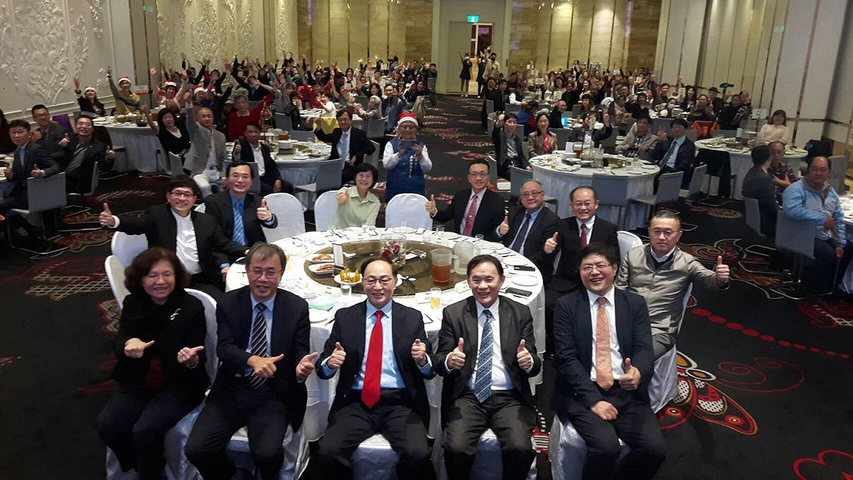 曹賜斌(前排中)做公益為自己祝籌。 圖：孫家銘攝