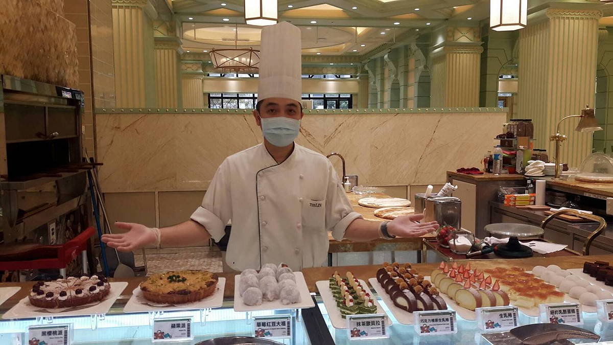 高雄林皇宮特別規劃偽出國遍嚐美食之旅，各國特色甜品吃到飽。 圖:孫家銘攝