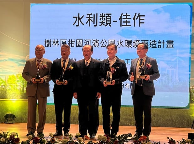 高灘處副處長林宏政代表受獎(沐心池佳作)。 圖：新北市水利局提供