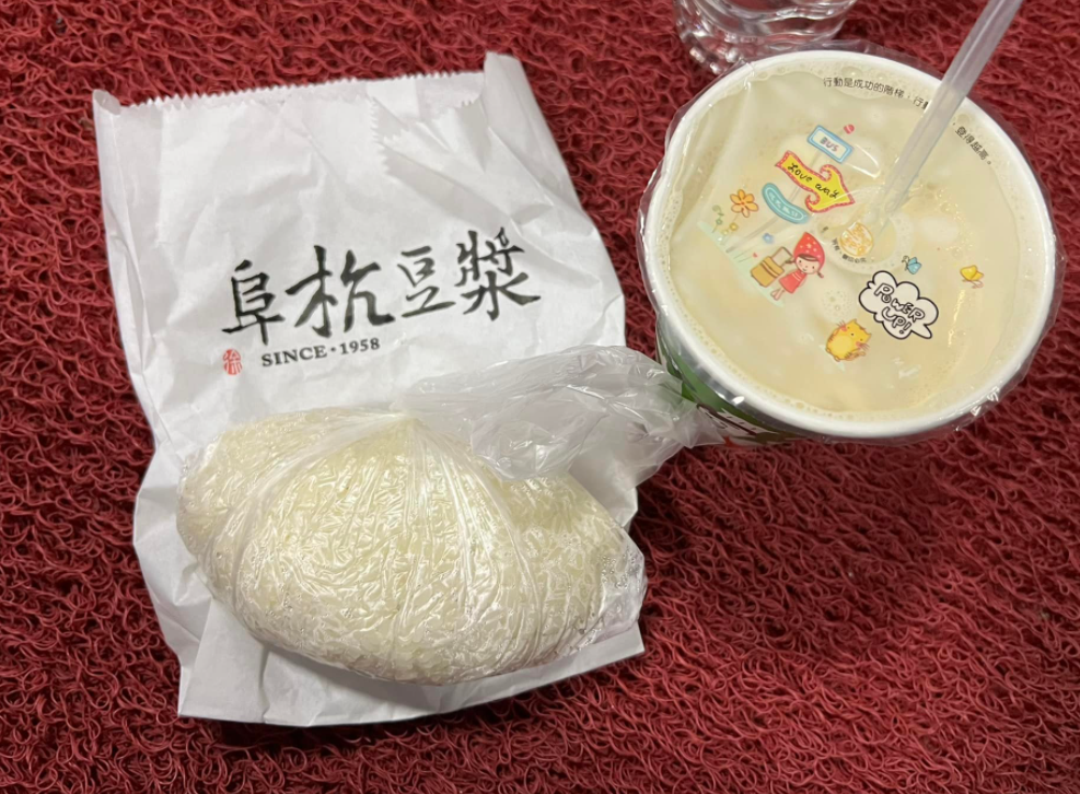 總統府派人送上早餐，替綠委送暖。 圖：擷自高嘉瑜臉書