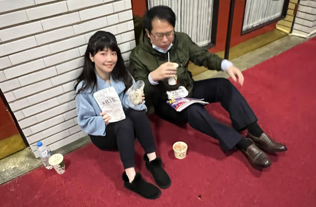 綠委高嘉瑜、邱志偉在議場前吃早餐。 圖：擷自高嘉瑜臉書