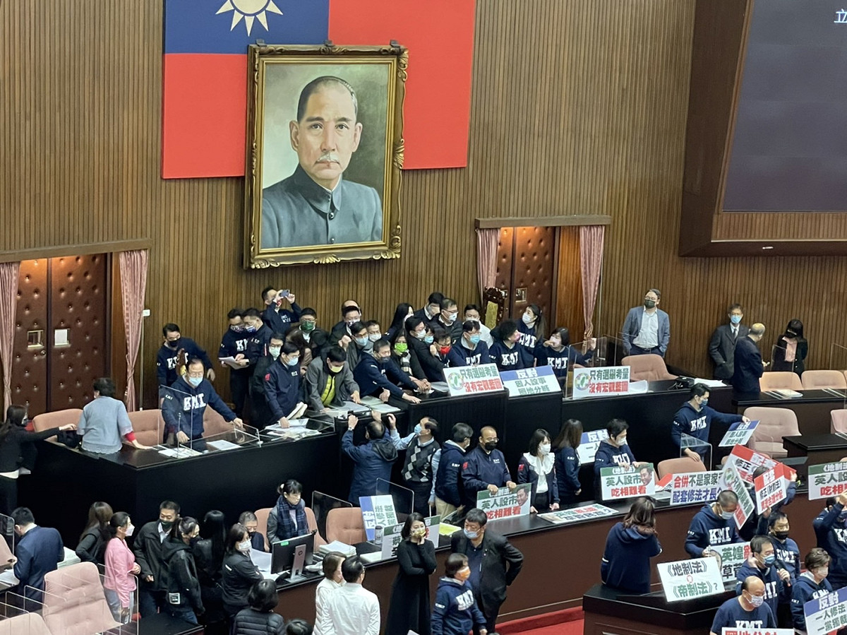 藍委佔主席台，目前議事癱瘓。 圖：陳佩君／攝
