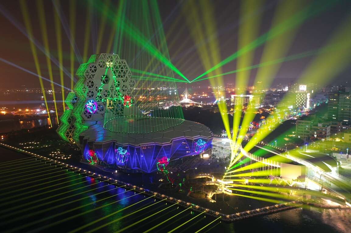 聖誕主燈光影變化 閃耀愛河。 圖：取自高雄旅遊網