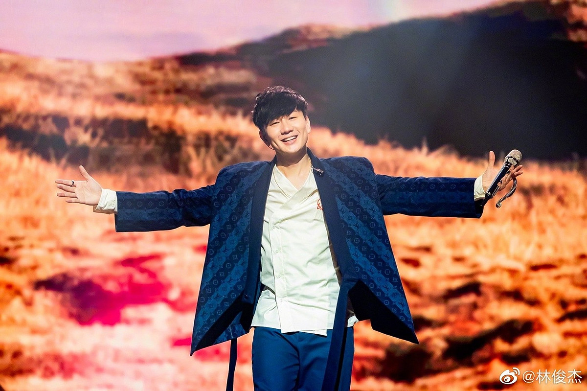 金曲歌王「JJ」林俊傑22日遭一名女網友公開「點名」，要他出面與自己溝通。 圖：翻攝自微博