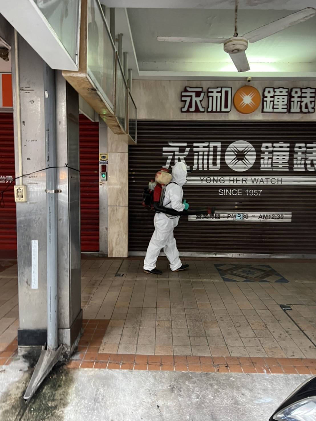 台北市饒河夜市傳出有確診者足跡，北市環保局稍早進行清消。 圖：台北市環保局 / 提供