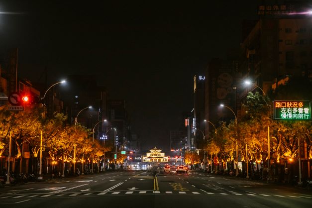 中山路以照樹燈多色光影妝點路樹。 圖:高雄市經發局提供