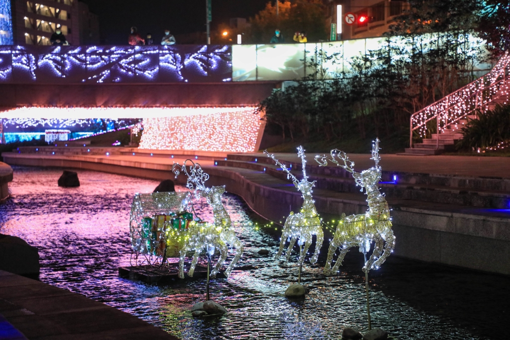 水面上駐足的超萌麋鹿雪橇燈飾。 圖：台中市政府觀光旅遊局／提供