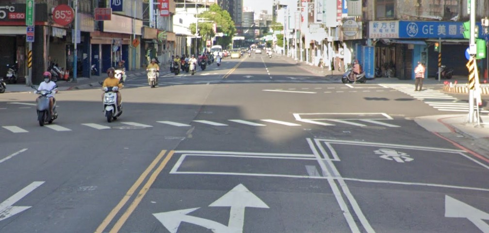 板橋區中山路板新路口110年11月15日取消強制機兩段。 圖：新北市交通局提供