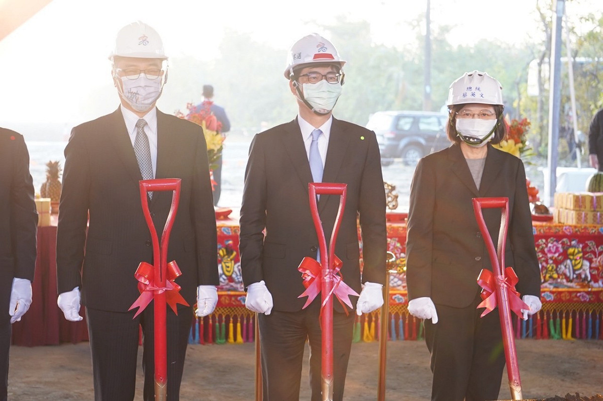蔡英文(右)、陳其邁(中)出席橋科聯外道路動土儀式。  圖：高雄市政府提供