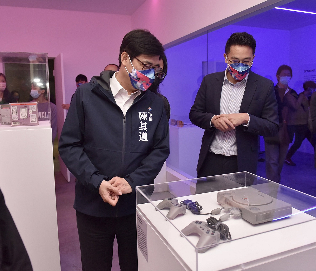陳其邁(左)在駁二逛DigiWave展。 圖：高雄市政府提供
