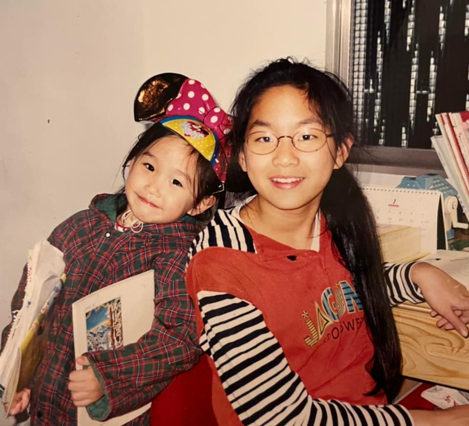 駐德代表謝志偉PO出1張兩個女兒小時候的合照。 圖：擷取自謝志偉粉絲頁